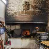 ...ma quello che balza all�occhio � soprattutto il grande arco che racchiude l�incandescente e profonda bocca del forno